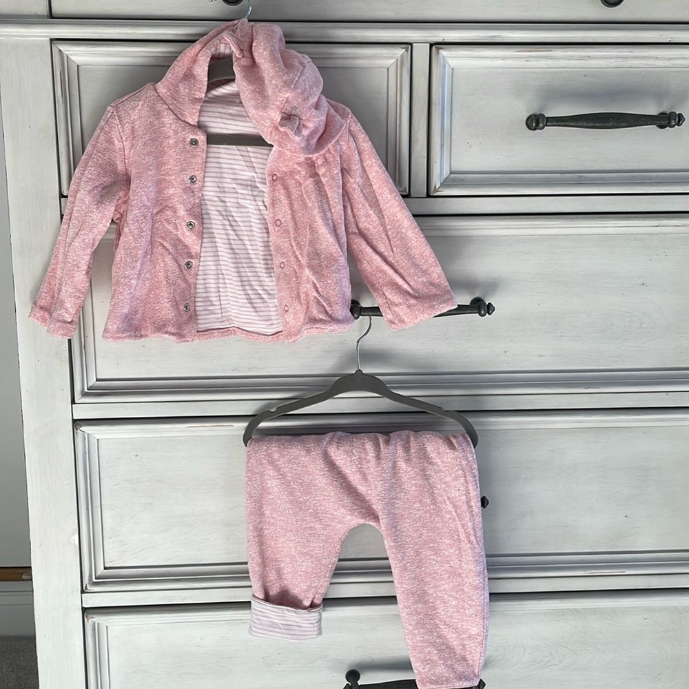 Baby gap 12M 2 pc pink and white sweat suit. Can be worn reversible.